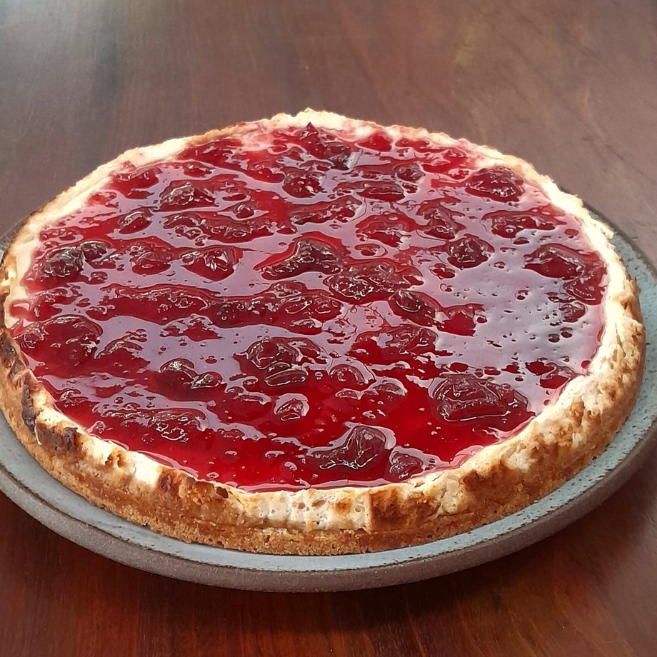 Cheesecake coberto com geleia da casa