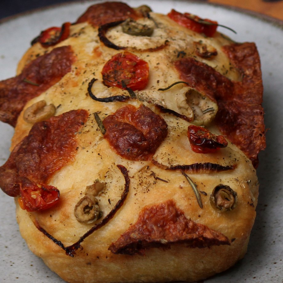 Focaccia com tomate seco, azeitona e alecrim