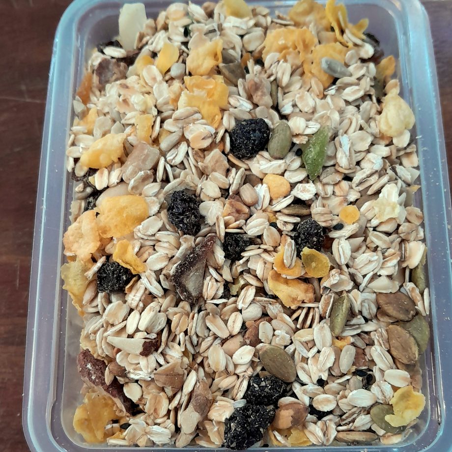 Granola rica com castanhas, sementes e frutas secas