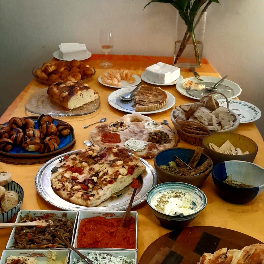 Mesa posta com pães, tortas e pastinhas